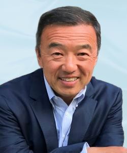 Headshot of Kinexum consultant Chris Yun